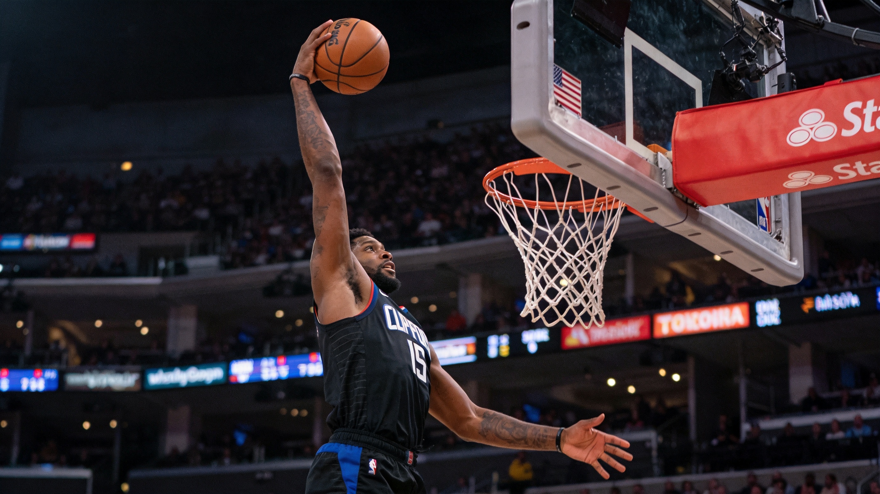 NBA篮球赛场精彩扣篮瞬间